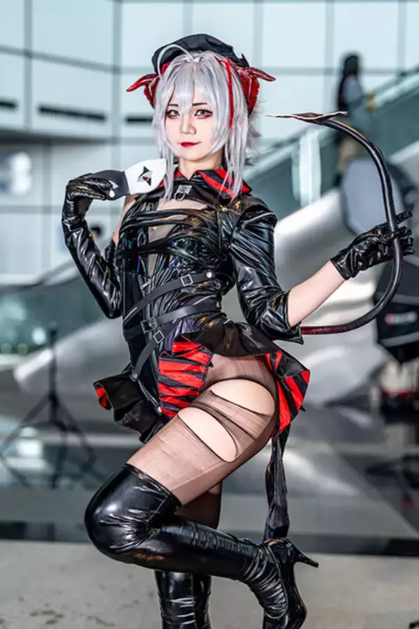 「【コスプレ】韓国美女レイヤー、『アークナイツ』Wのポージングが躍動！まるで楽器を奏でるように動きで世界観を伝える【写真7枚】」の画像