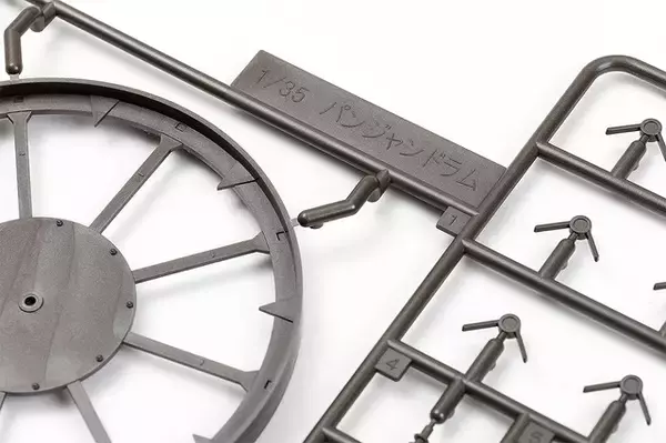 「英国の珍兵器「パンジャンドラム」が1/35スケールのプラモデルに！独特かつ無骨な構造を細部にわたって再現」の画像