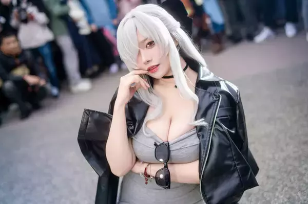 【コスプレ】タイトなワンピースにねじ込んだ美ボディが蠱惑的！香港アイドルの『NIKKE』シンデレラは妖艶さも完璧【写真7枚】