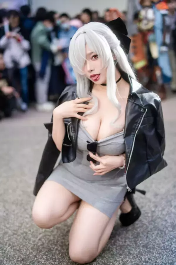 「【コスプレ】タイトなワンピースにねじ込んだ美ボディが蠱惑的！香港アイドルの『NIKKE』シンデレラは妖艶さも完璧【写真7枚】」の画像