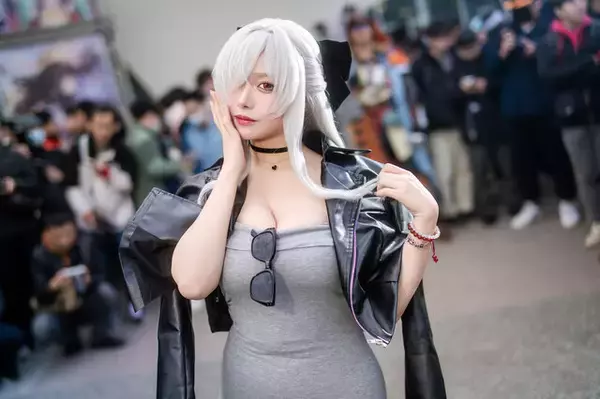 「【コスプレ】タイトなワンピースにねじ込んだ美ボディが蠱惑的！香港アイドルの『NIKKE』シンデレラは妖艶さも完璧【写真7枚】」の画像