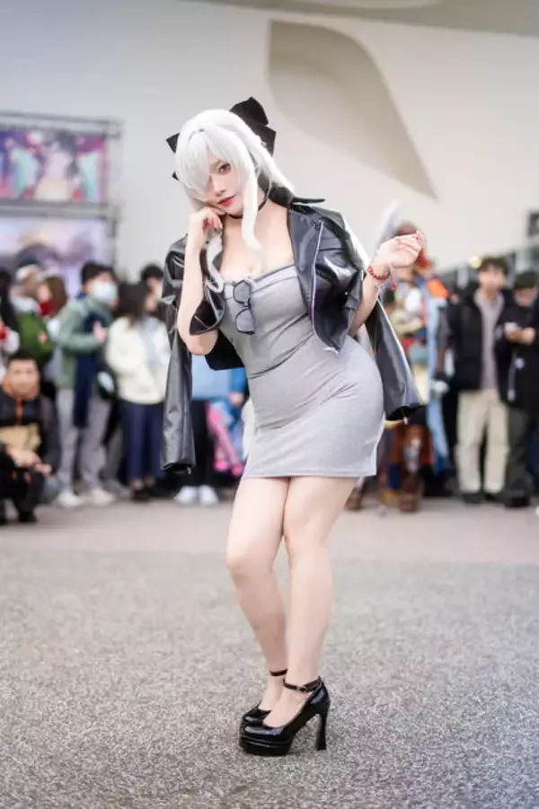 「【コスプレ】タイトなワンピースにねじ込んだ美ボディが蠱惑的！香港アイドルの『NIKKE』シンデレラは妖艶さも完璧【写真7枚】」の画像