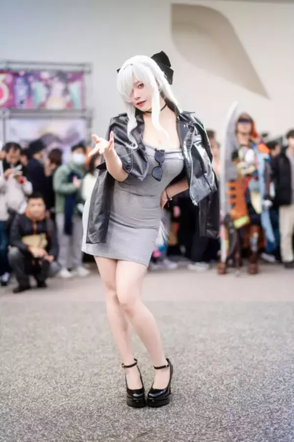 「【コスプレ】タイトなワンピースにねじ込んだ美ボディが蠱惑的！香港アイドルの『NIKKE』シンデレラは妖艶さも完璧【写真7枚】」の画像