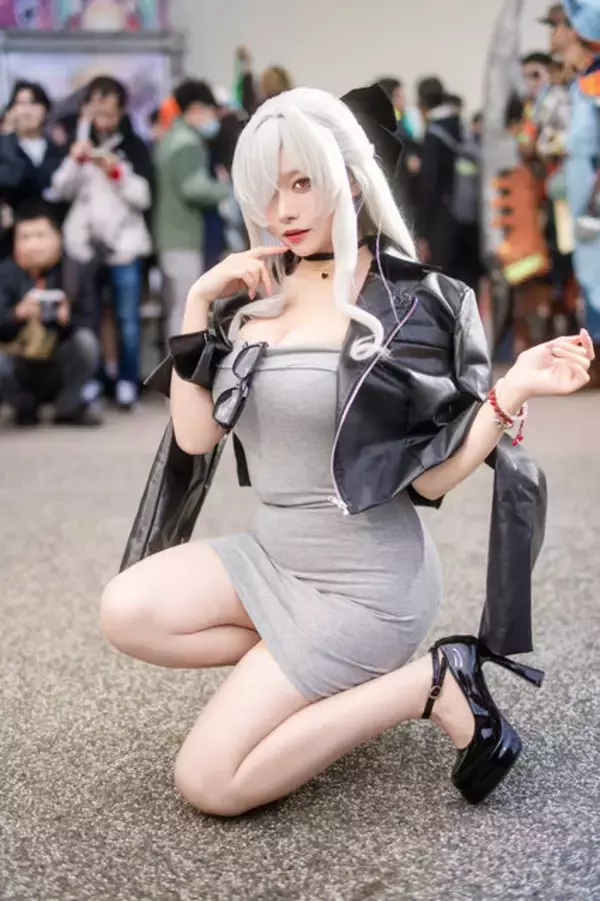 「【コスプレ】タイトなワンピースにねじ込んだ美ボディが蠱惑的！香港アイドルの『NIKKE』シンデレラは妖艶さも完璧【写真7枚】」の画像