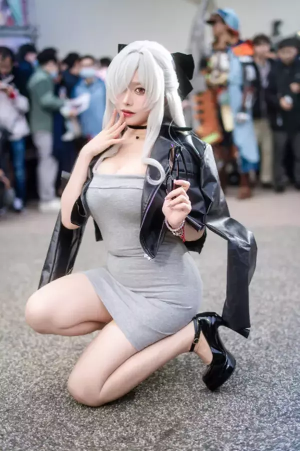 「【コスプレ】タイトなワンピースにねじ込んだ美ボディが蠱惑的！香港アイドルの『NIKKE』シンデレラは妖艶さも完璧【写真7枚】」の画像