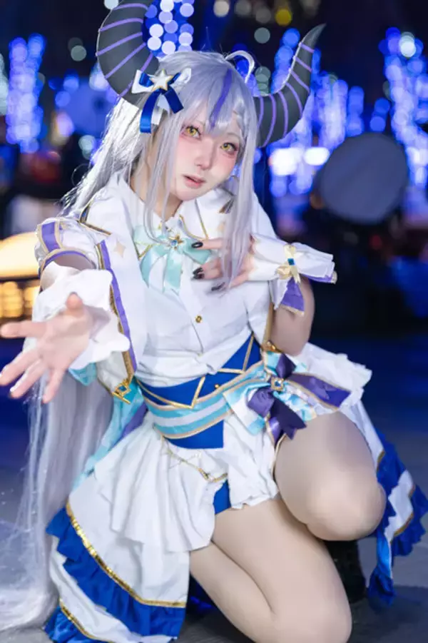 「【コスプレ】小悪魔感とあどけなさが可愛すぎ！ホロライブ「ラプ様」のブライト衣装がイルミネーションに映える【写真10枚】」の画像