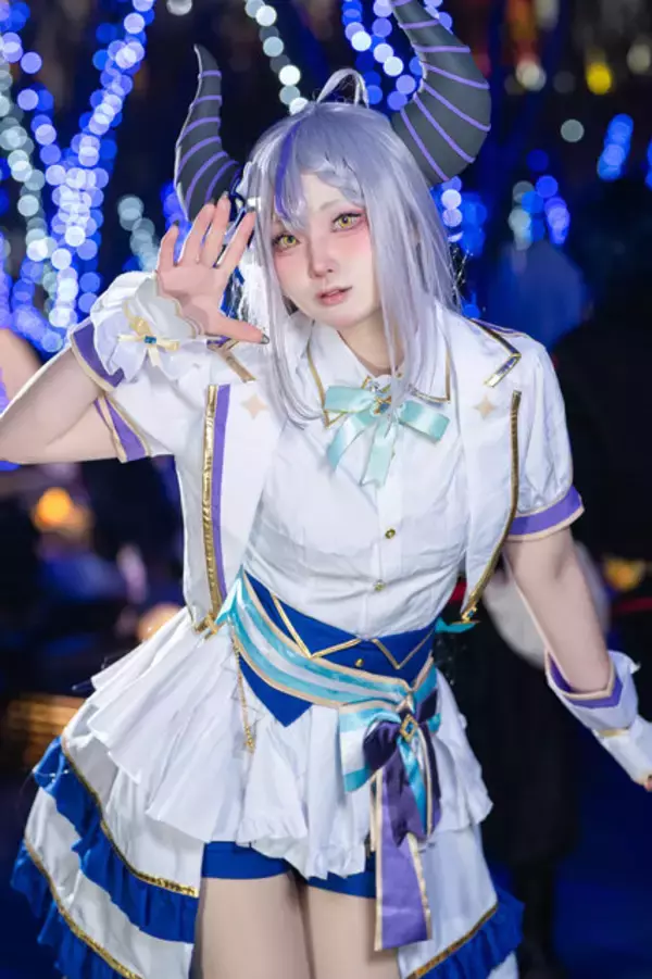 「【コスプレ】小悪魔感とあどけなさが可愛すぎ！ホロライブ「ラプ様」のブライト衣装がイルミネーションに映える【写真10枚】」の画像