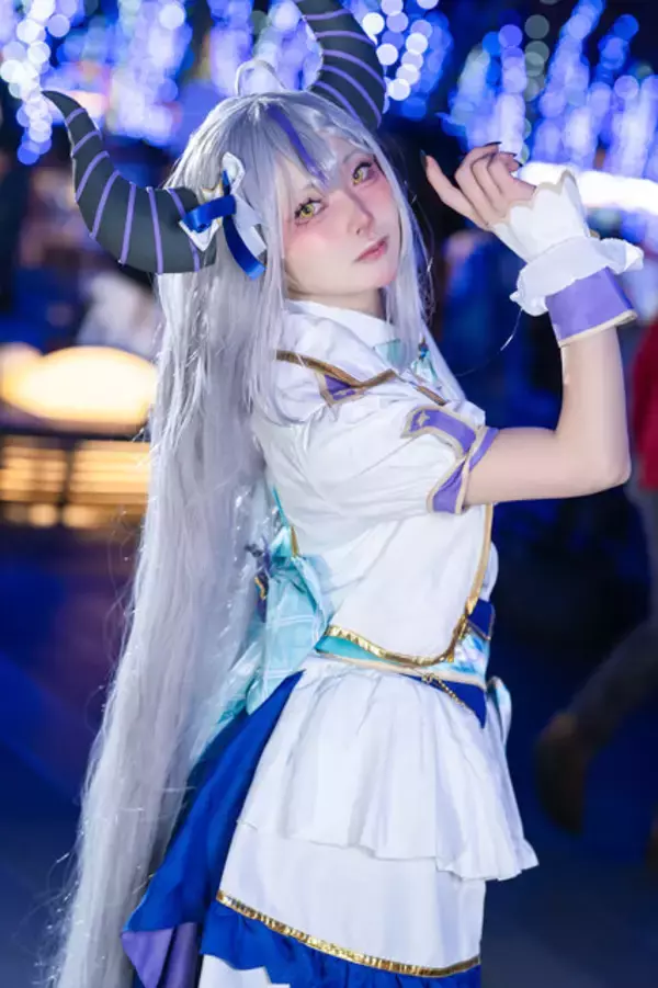 「【コスプレ】小悪魔感とあどけなさが可愛すぎ！ホロライブ「ラプ様」のブライト衣装がイルミネーションに映える【写真10枚】」の画像