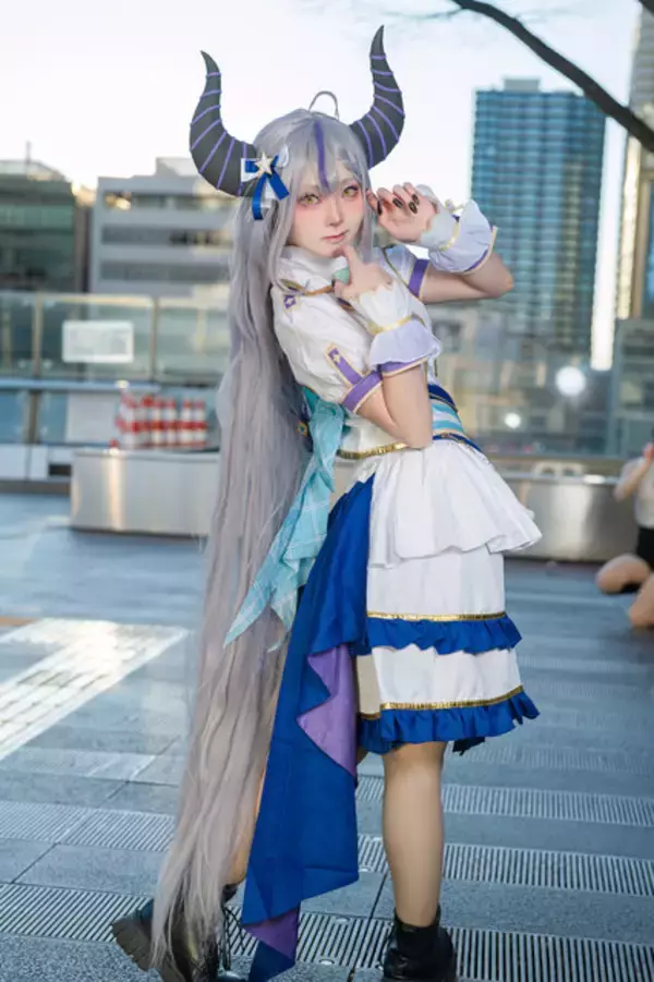 「【コスプレ】小悪魔感とあどけなさが可愛すぎ！ホロライブ「ラプ様」のブライト衣装がイルミネーションに映える【写真10枚】」の画像