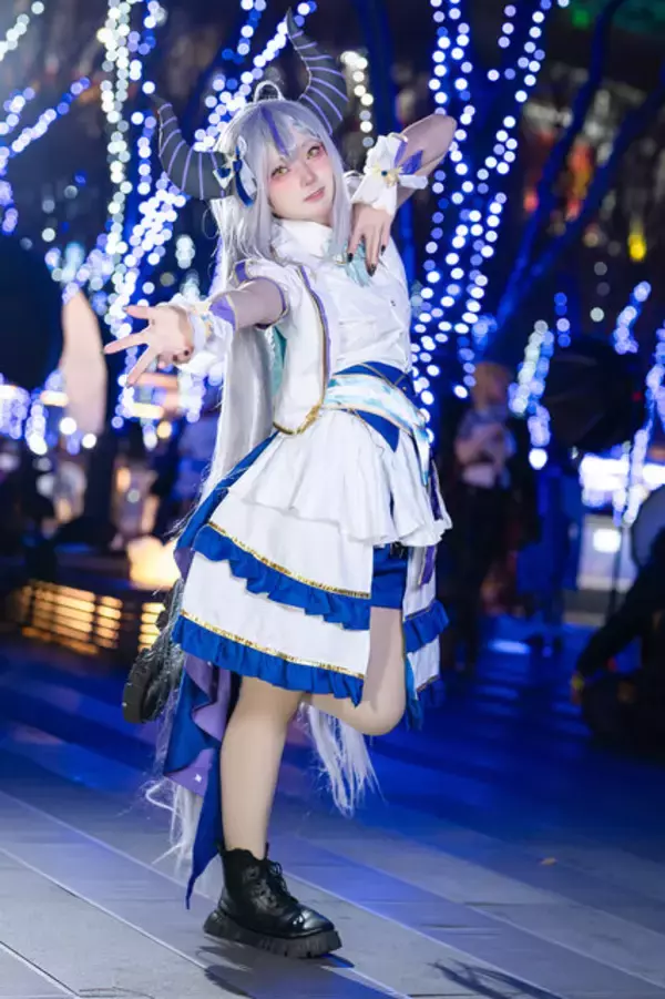 「【コスプレ】小悪魔感とあどけなさが可愛すぎ！ホロライブ「ラプ様」のブライト衣装がイルミネーションに映える【写真10枚】」の画像