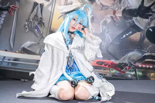 「【コスプレ】ほわほわの衣装から美脚がチラリ！おっとりした表情に癒されまくる『デナアビ』フィーナの美女レイヤーにきゅん【写真8枚】」の画像