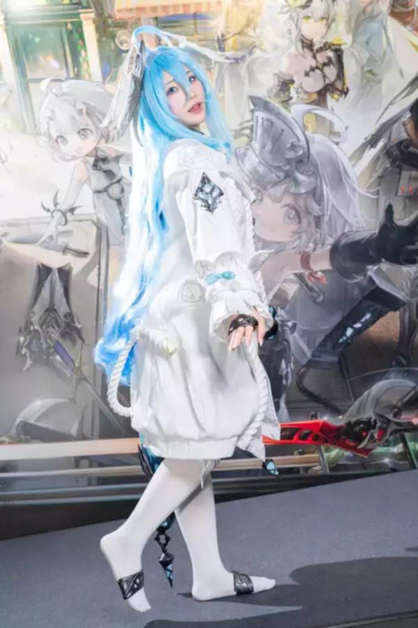 「【コスプレ】ほわほわの衣装から美脚がチラリ！おっとりした表情に癒されまくる『デナアビ』フィーナの美女レイヤーにきゅん【写真8枚】」の画像