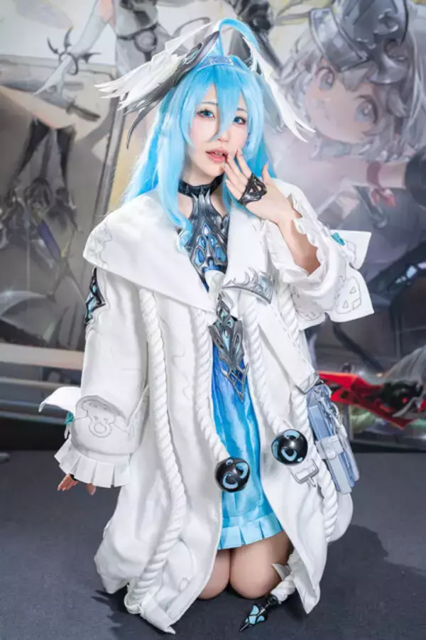 「【コスプレ】ほわほわの衣装から美脚がチラリ！おっとりした表情に癒されまくる『デナアビ』フィーナの美女レイヤーにきゅん【写真8枚】」の画像