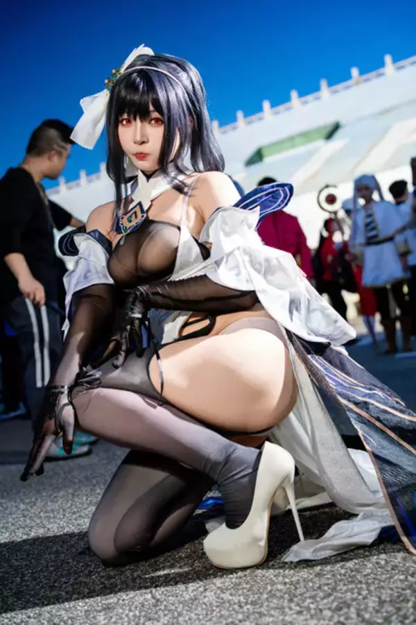 「【コスプレ】シースルーな衣装×太もも曲線美が生み出す芸術点が高すぎる！台湾美女の『アズレン』鎮海のセクシーな魅力にクラクラ【写真9枚】」の画像