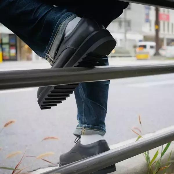 「カメラマン用の黒革靴「ガイア」「マッシュ」「オルテガ」が12月19日発売―黒い三連星やガンダムとは特に関係ない」の画像