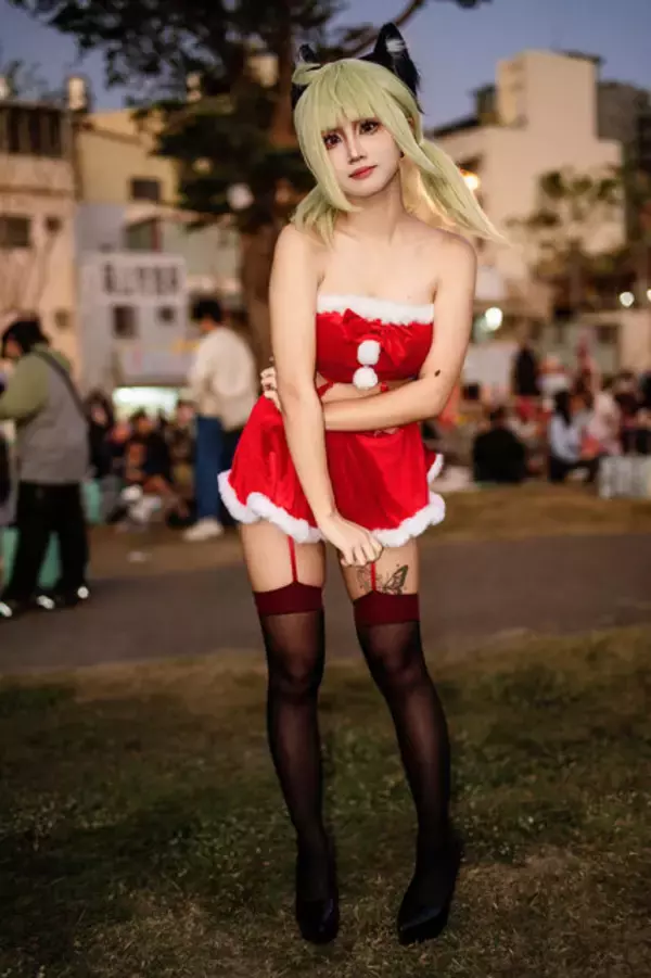「【コスプレ】ニーハイ×ガーターベルトが似合いすぎる台湾美女サンタクロースにドキッ！季節外れでも思わずプレゼントが欲しくなる【写真7枚】」の画像