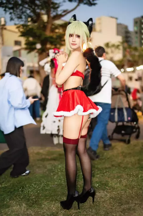 「【コスプレ】ニーハイ×ガーターベルトが似合いすぎる台湾美女サンタクロースにドキッ！季節外れでも思わずプレゼントが欲しくなる【写真7枚】」の画像