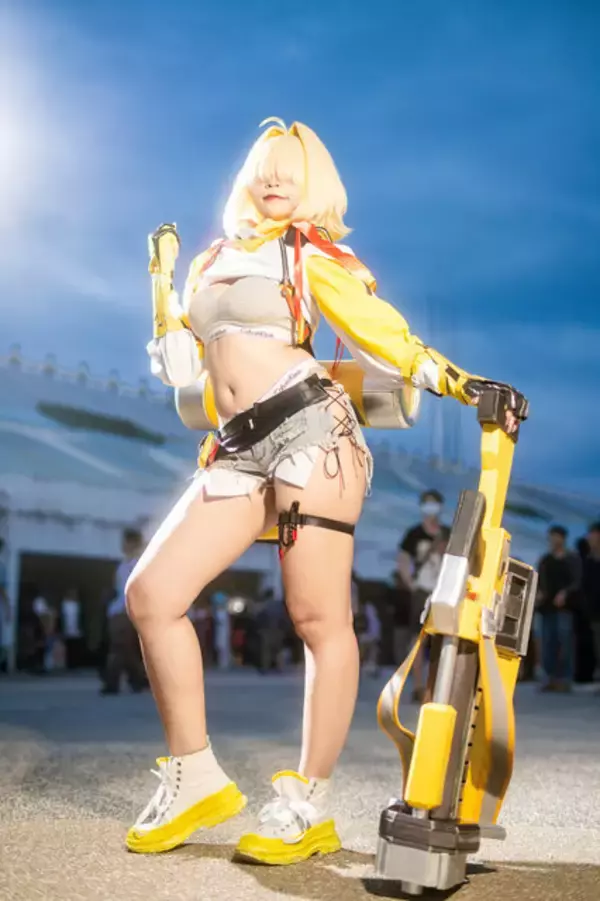 「【コスプレ】ムッチムチな美太ももで背中を魅せます！『NIKKE』エレグの豊満な美ボディに心奪われそう【写真8枚】」の画像