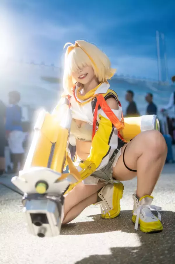 「【コスプレ】ムッチムチな美太ももで背中を魅せます！『NIKKE』エレグの豊満な美ボディに心奪われそう【写真8枚】」の画像