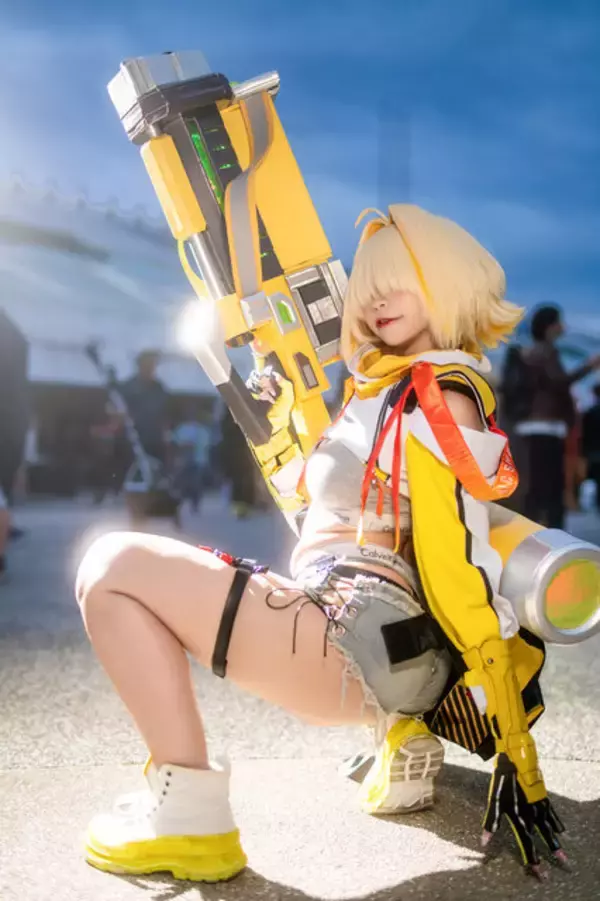 「【コスプレ】ムッチムチな美太ももで背中を魅せます！『NIKKE』エレグの豊満な美ボディに心奪われそう【写真8枚】」の画像