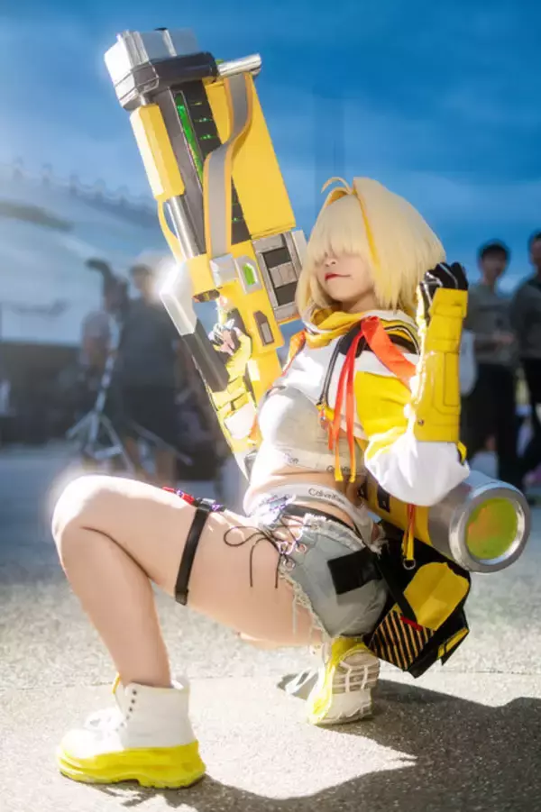 「【コスプレ】ムッチムチな美太ももで背中を魅せます！『NIKKE』エレグの豊満な美ボディに心奪われそう【写真8枚】」の画像