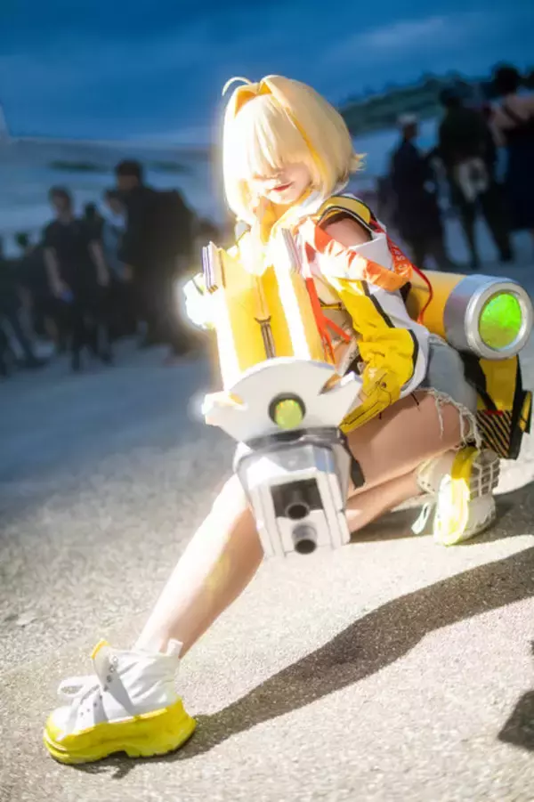 「【コスプレ】ムッチムチな美太ももで背中を魅せます！『NIKKE』エレグの豊満な美ボディに心奪われそう【写真8枚】」の画像