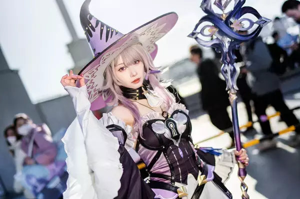 「【コスプレ】『崩壊：スターレイル』マダムヘルタが美しい！立ち姿のシルエットにも隙がない【写真8枚】」の画像