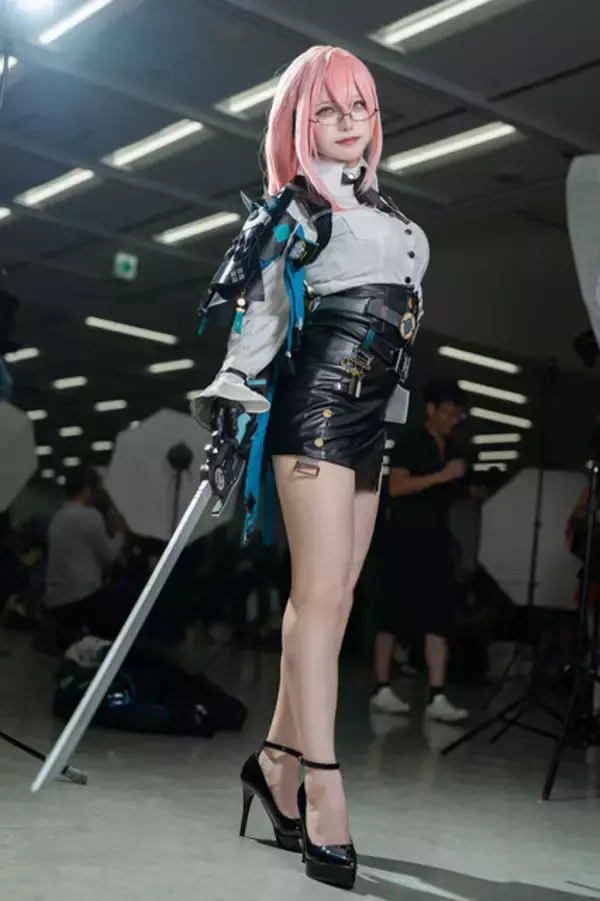 「【コスプレ】タイトスカートから美脚をのぞかせ、颯爽と薙刀を構える姿に見惚れてしまう！『ゼンゼロ』月城柳の美女レイヤー【写真8枚】」の画像