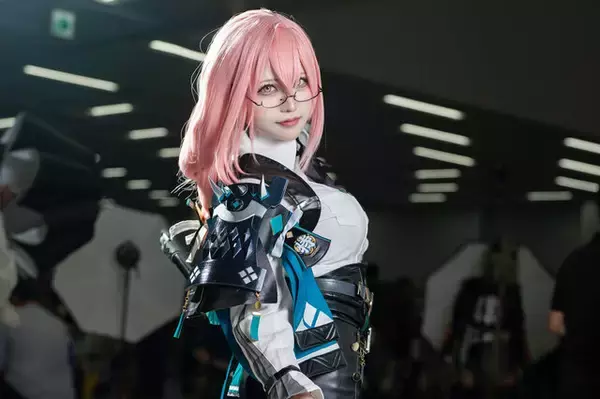 「【コスプレ】タイトスカートから美脚をのぞかせ、颯爽と薙刀を構える姿に見惚れてしまう！『ゼンゼロ』月城柳の美女レイヤー【写真8枚】」の画像