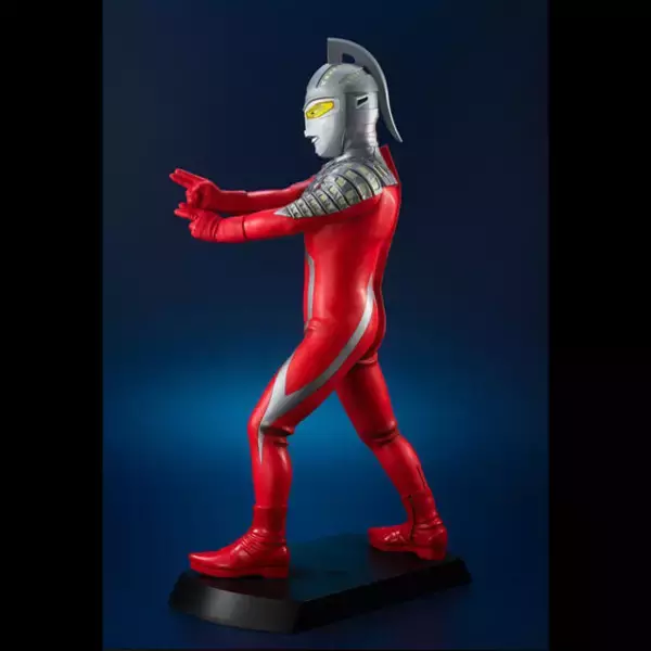「大迫力の40cmスケール「ウルトラセブン」フィギュアが抽選販売へ！ライト＆サウンドギミックで臨場感を演出」の画像