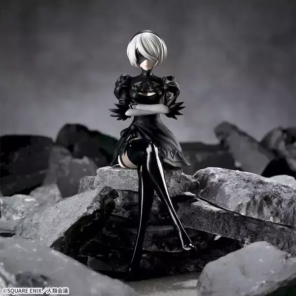 ちょこんと座る姿が美しい…！アニメ「ニーア」より、「2B」フィギュアがアミューズメント施設にて再登場