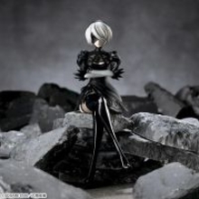 ちょこんと座る姿が美しい…！アニメ「ニーア」より、「2B」フィギュアがアミューズメント施設にて再登場
