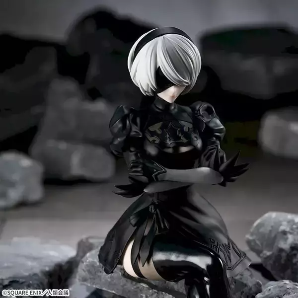 「ちょこんと座る姿が美しい…！アニメ「ニーア」より、「2B」フィギュアがアミューズメント施設にて再登場」の画像