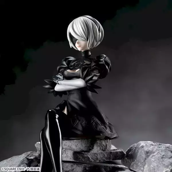 「ちょこんと座る姿が美しい…！アニメ「ニーア」より、「2B」フィギュアがアミューズメント施設にて再登場」の画像