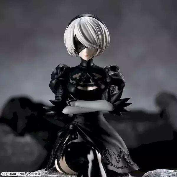 「ちょこんと座る姿が美しい…！アニメ「ニーア」より、「2B」フィギュアがアミューズメント施設にて再登場」の画像