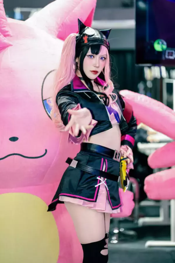 「【コスプレ】『パルワールド』ブースに美女コスプレイヤーが降臨！ゾーイ、サヤ、リリィがスタイル抜群で美しすぎた【台北ゲームショウ2026】」の画像