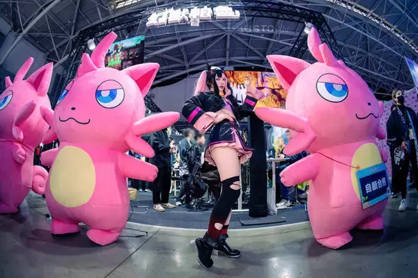 「【コスプレ】『パルワールド』ブースに美女コスプレイヤーが降臨！ゾーイ、サヤ、リリィがスタイル抜群で美しすぎた【台北ゲームショウ2026】」の画像