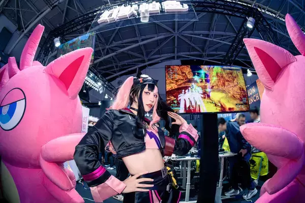 「【コスプレ】『パルワールド』ブースに美女コスプレイヤーが降臨！ゾーイ、サヤ、リリィがスタイル抜群で美しすぎた【台北ゲームショウ2026】」の画像