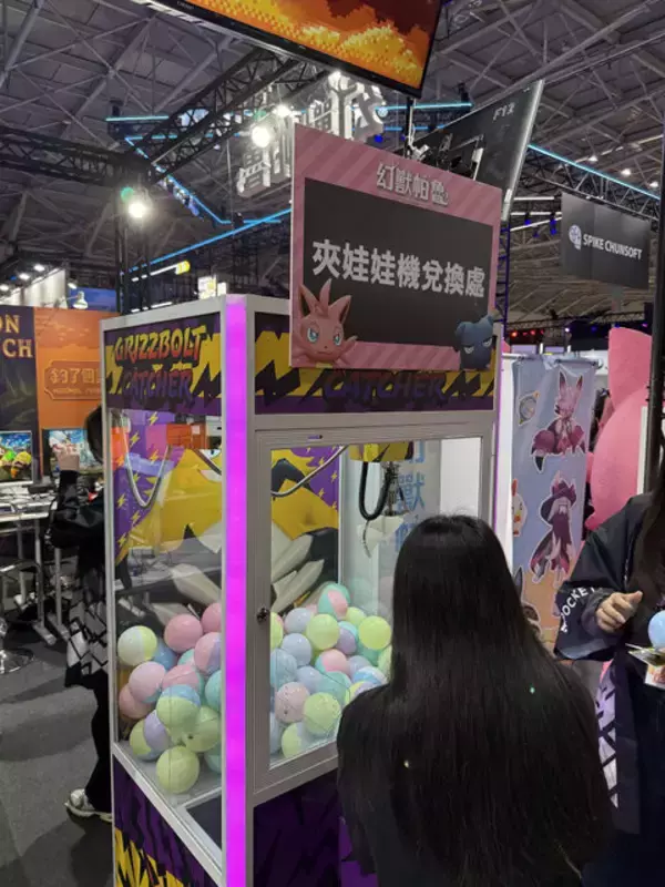 「【コスプレ】『パルワールド』ブースに美女コスプレイヤーが降臨！ゾーイ、サヤ、リリィがスタイル抜群で美しすぎた【台北ゲームショウ2026】」の画像