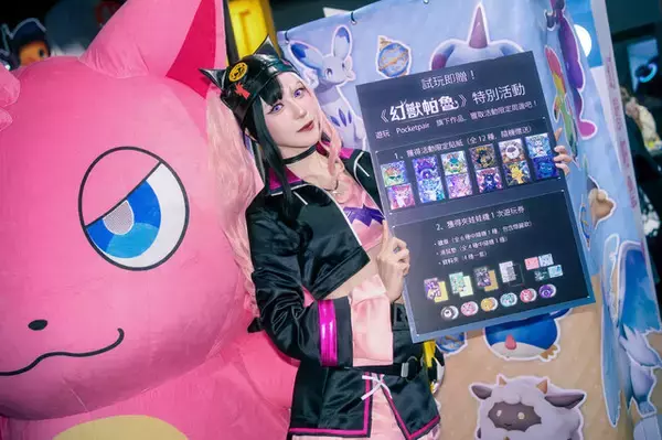 「【コスプレ】『パルワールド』ブースに美女コスプレイヤーが降臨！ゾーイ、サヤ、リリィがスタイル抜群で美しすぎた【台北ゲームショウ2026】」の画像