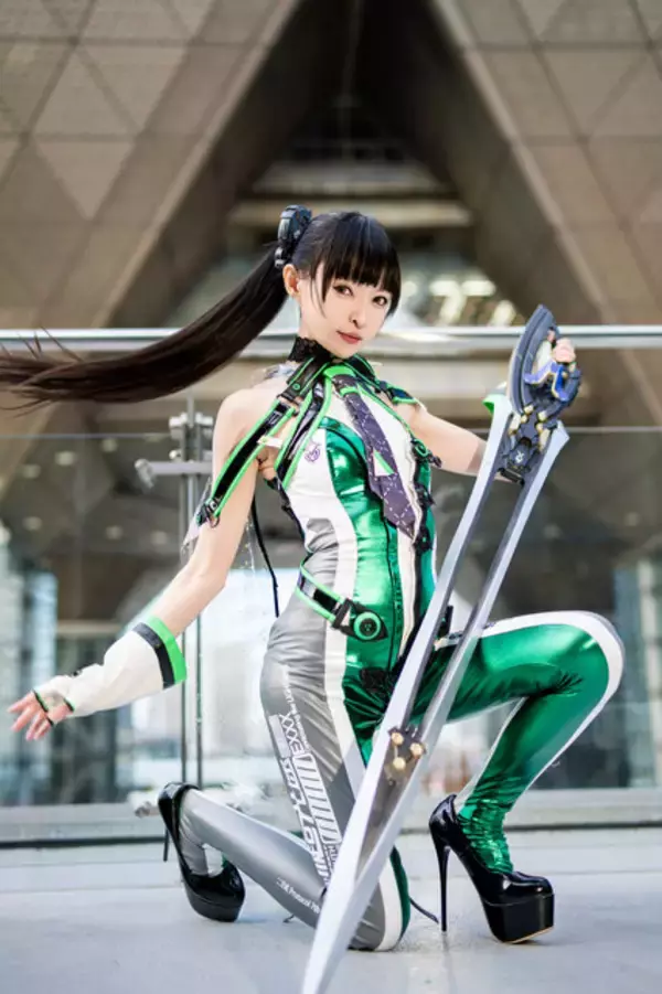 「【コスプレ】ポニーテールが風になびく！細身でキレッキレなポージングの『Stellar Blade』イヴ【写真7枚】」の画像