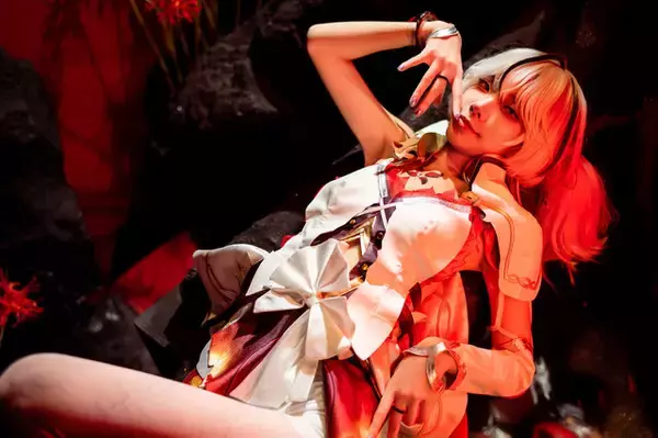 「【コスプレ】台湾美女の『鳴潮』ツバキが狂気と妖艶のハイブリッドスタイルで魅せる！スレンダーな美脚と脇チラポーズにドキドキ【写真9枚】」の画像