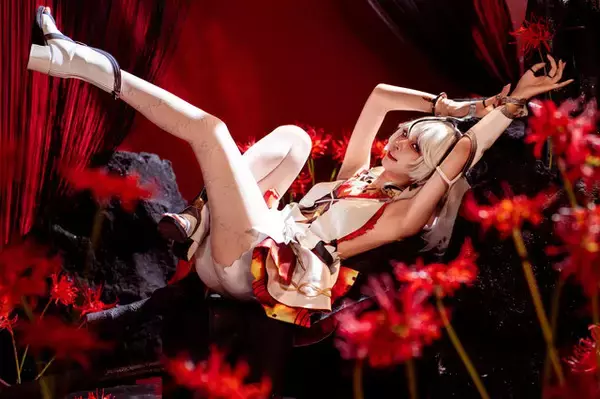 「【コスプレ】台湾美女の『鳴潮』ツバキが狂気と妖艶のハイブリッドスタイルで魅せる！スレンダーな美脚と脇チラポーズにドキドキ【写真9枚】」の画像