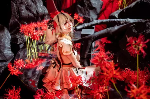 「【コスプレ】台湾美女の『鳴潮』ツバキが狂気と妖艶のハイブリッドスタイルで魅せる！スレンダーな美脚と脇チラポーズにドキドキ【写真9枚】」の画像