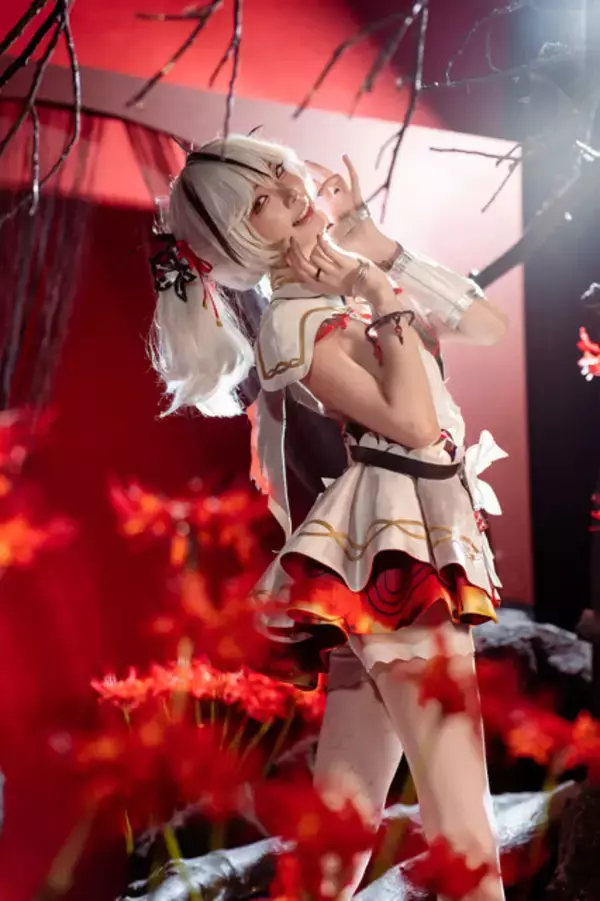 「【コスプレ】台湾美女の『鳴潮』ツバキが狂気と妖艶のハイブリッドスタイルで魅せる！スレンダーな美脚と脇チラポーズにドキドキ【写真9枚】」の画像