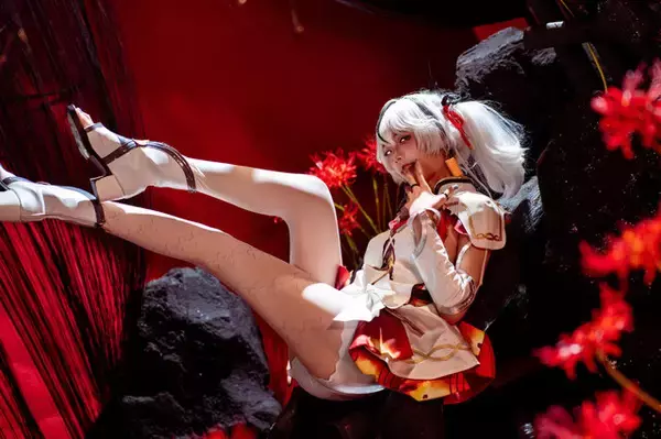 「【コスプレ】台湾美女の『鳴潮』ツバキが狂気と妖艶のハイブリッドスタイルで魅せる！スレンダーな美脚と脇チラポーズにドキドキ【写真9枚】」の画像