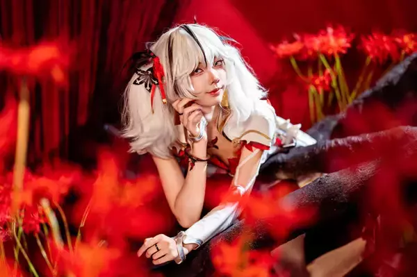 「【コスプレ】台湾美女の『鳴潮』ツバキが狂気と妖艶のハイブリッドスタイルで魅せる！スレンダーな美脚と脇チラポーズにドキドキ【写真9枚】」の画像