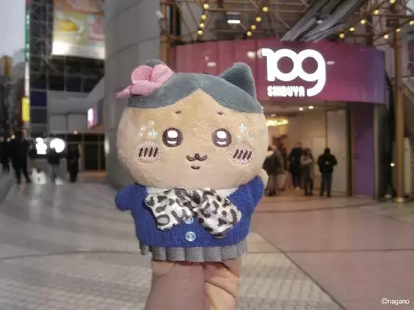 「「ちいかわ」たちが“小麦ギャル”に変身！制服姿やあごピースなど、平成っぽさ溢れる「9090コラボアイテム」がむちゃかわ」の画像