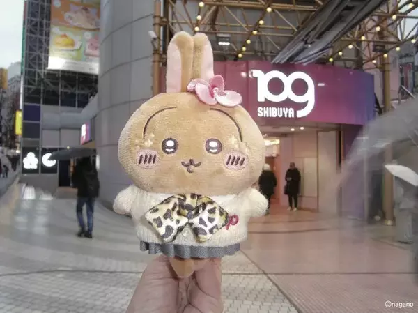 「「ちいかわ」たちが“小麦ギャル”に変身！制服姿やあごピースなど、平成っぽさ溢れる「9090コラボアイテム」がむちゃかわ」の画像