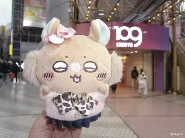 「「ちいかわ」たちが“小麦ギャル”に変身！制服姿やあごピースなど、平成っぽさ溢れる「9090コラボアイテム」がむちゃかわ」の画像